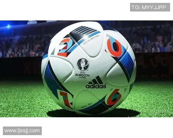 拜仁元素创意球星挂件展现足球激情与独特球迷收藏魅力